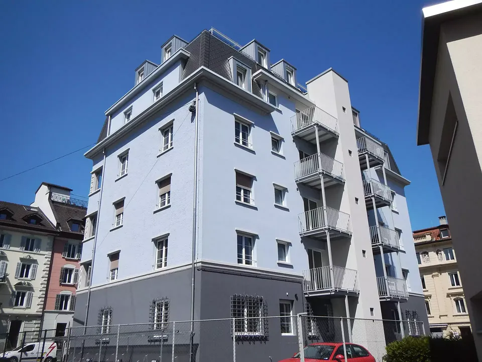 Aussenansicht im Kontext Hofseite Saniert