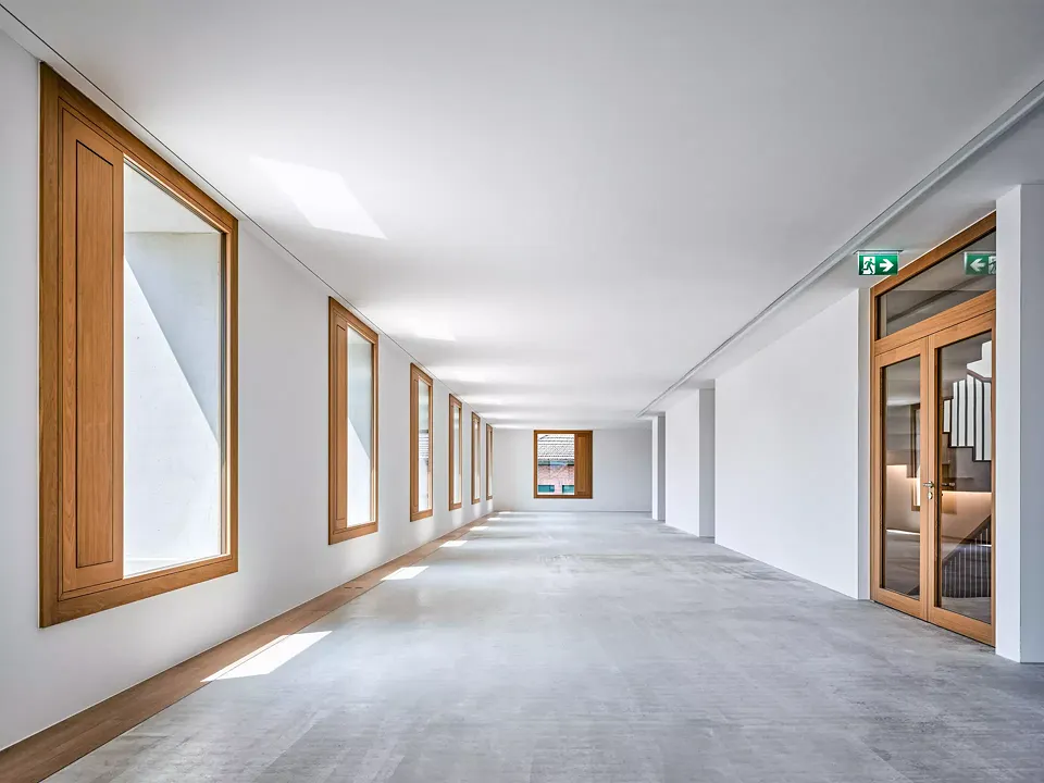 Vue sur un étage standard:  La fenêtre est fixée sur le bord intérieur de l’embrasure. Cela permet d’ombrager les grandes baies vitrées et empêche un ensoleillement direct trop fort à l’intérieur.