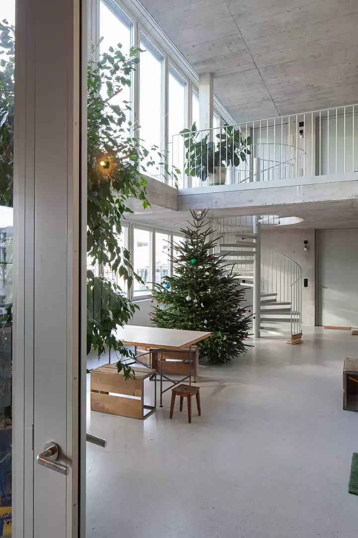 Un hall d’habitation à deux étages dessert les appartements du 3ème et  du 4ème étage. Il sert principalement d’accès, mais est également un espace commun aux multiples usages.