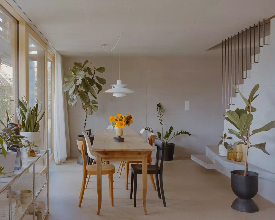 Offene Raumstruktur mit fliessenden Übergängen zwischen Aufenthalt und Erschliessung.