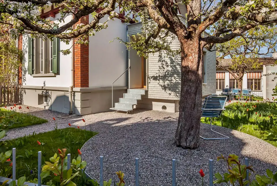 Haus mit Garten im Frühling