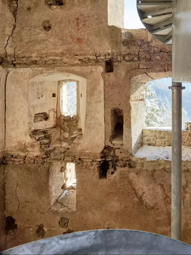 Fensteröffnungen im Turm