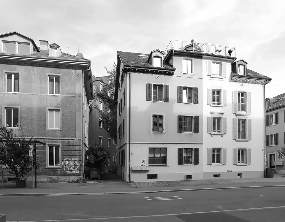 Bestandsaufnahme - Die Trauflinie des ursprünglichen Erkervorbaus dient als Referenzpunkt für das neue Dach.