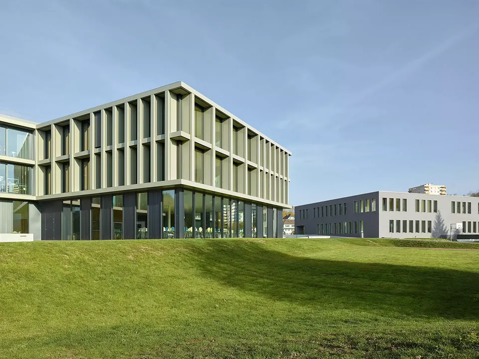 Bâtiment neuf en premier plan et bâtiment rénové à l'arrière.