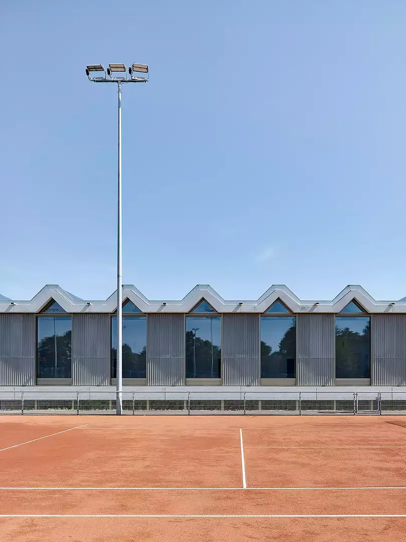 Fassade zu Tennis