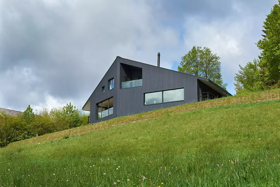 Vue extérieure de la maison contemporaine Minergie-P