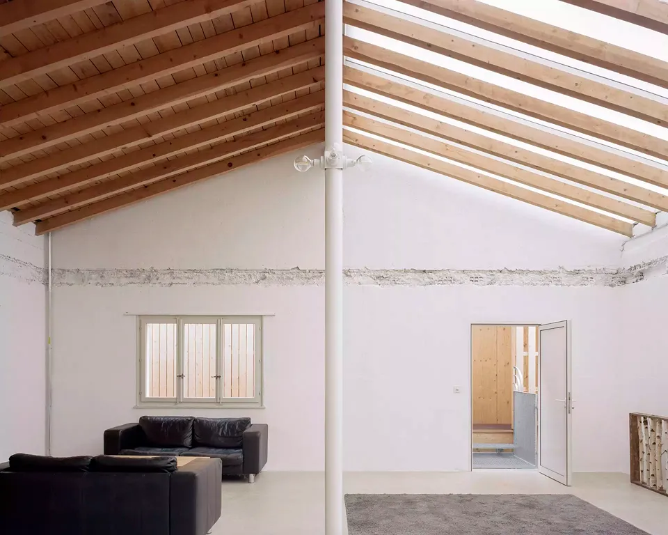 Durch Entfernen der Innenwände und Decken im Obergeschoss des bestehenden Gebäudes haben die Architekt*innen einen Gemeinschaftsraum für die drei Familien geschaffen.
