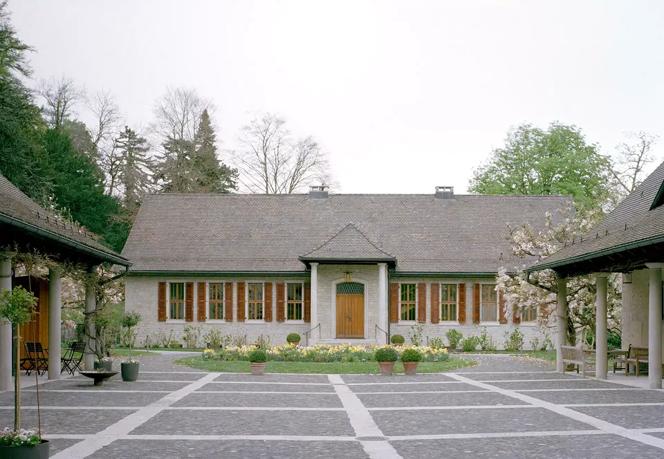 Vorhof mit Haupthaus, Verwalterhaus und Tend