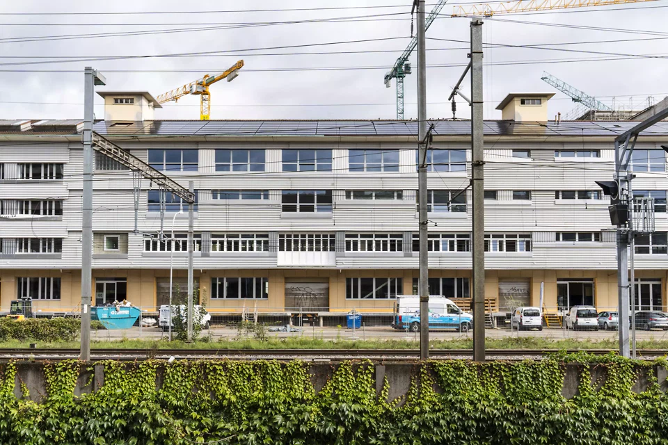 La façade qui longe les voies et le bâtiment historique en tête donnent tout son cachet au site.
