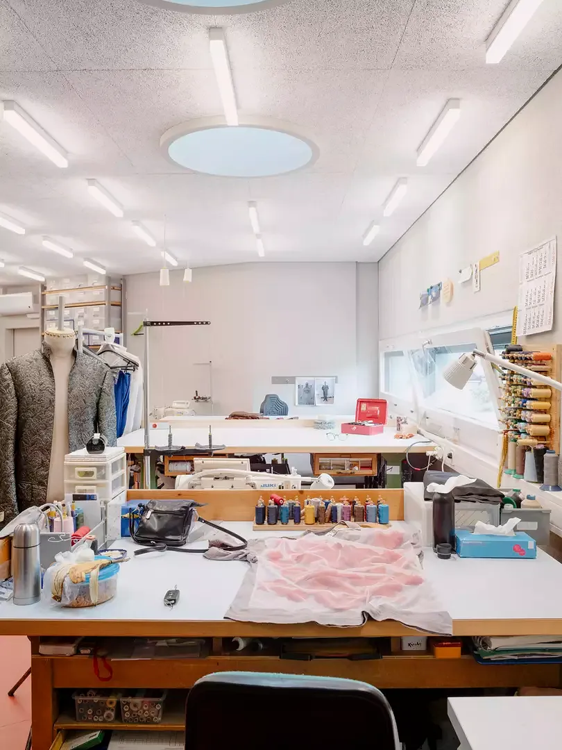 L’atelier de couture  se situe quant à lui au- dessus de l’arrière-scène.