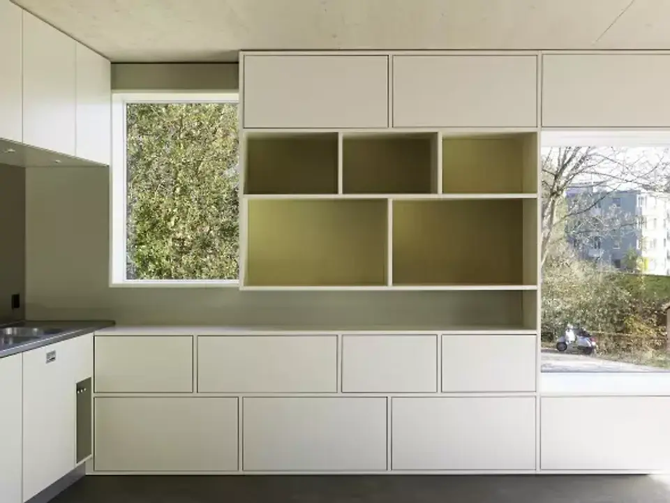 Küchenbereich mit Fenster zum Park