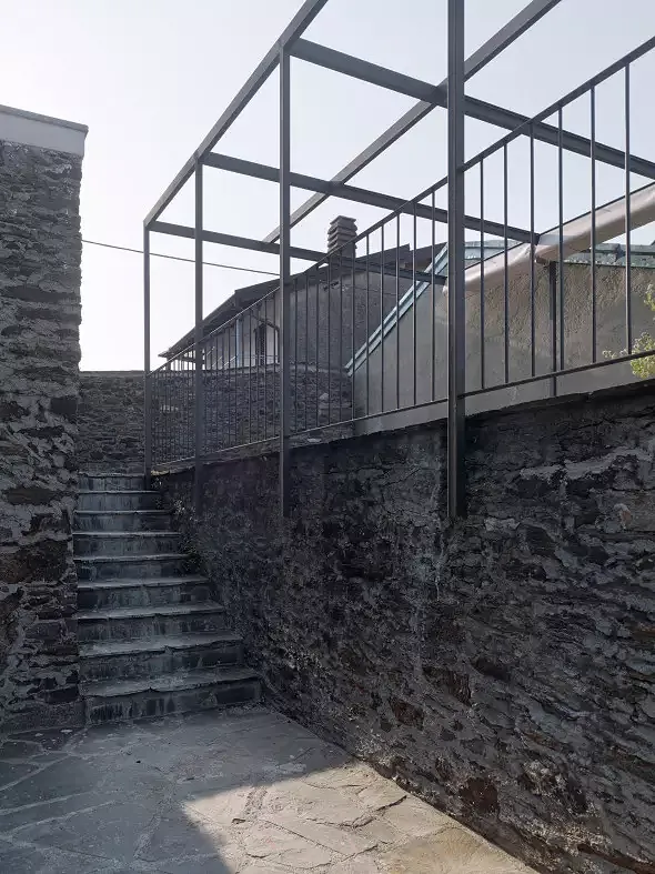 Aufgang zur Nordterrasse von der Ostseite her (Foto: Ulrich Stockhaus)
