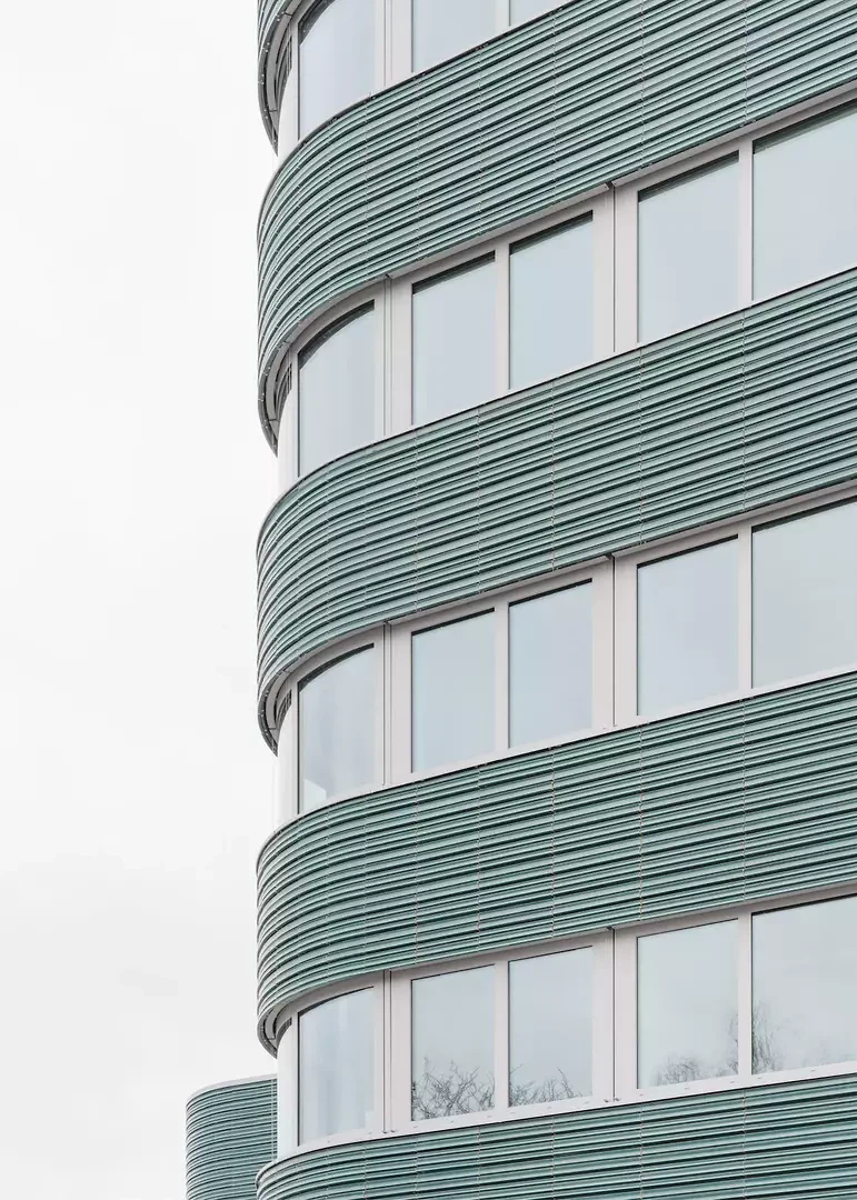 Detailaufnahme der abgerundeten Fassadenbänder