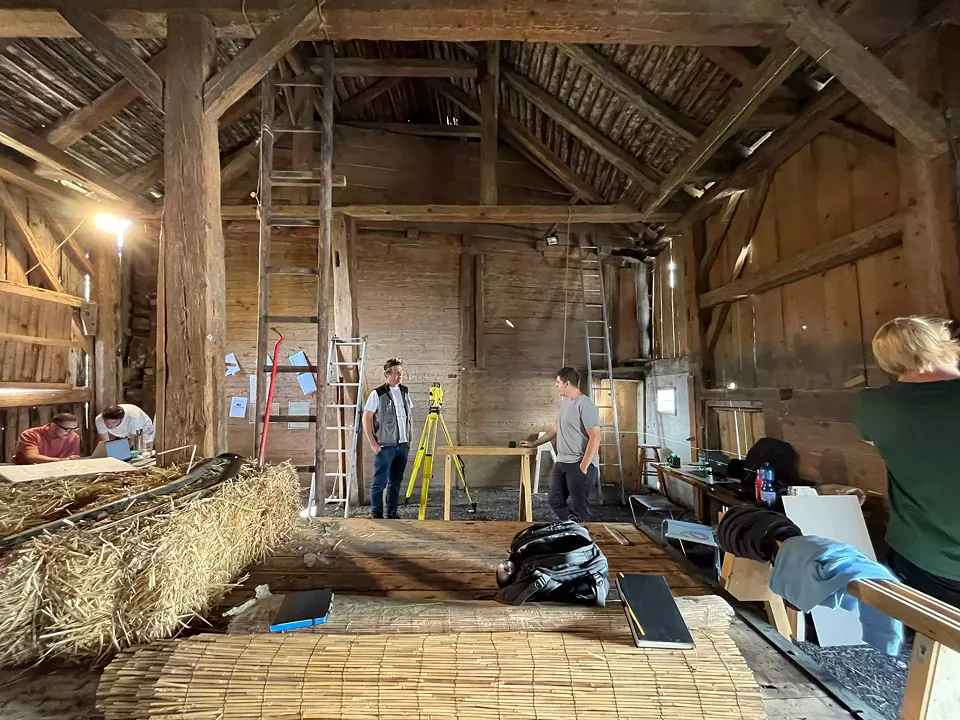 Bauaufmass und Inventarisierung: Bauernhaus in Eschen FL, Scheune, im Hintergrund das Wohnhaus in Strickbauweise