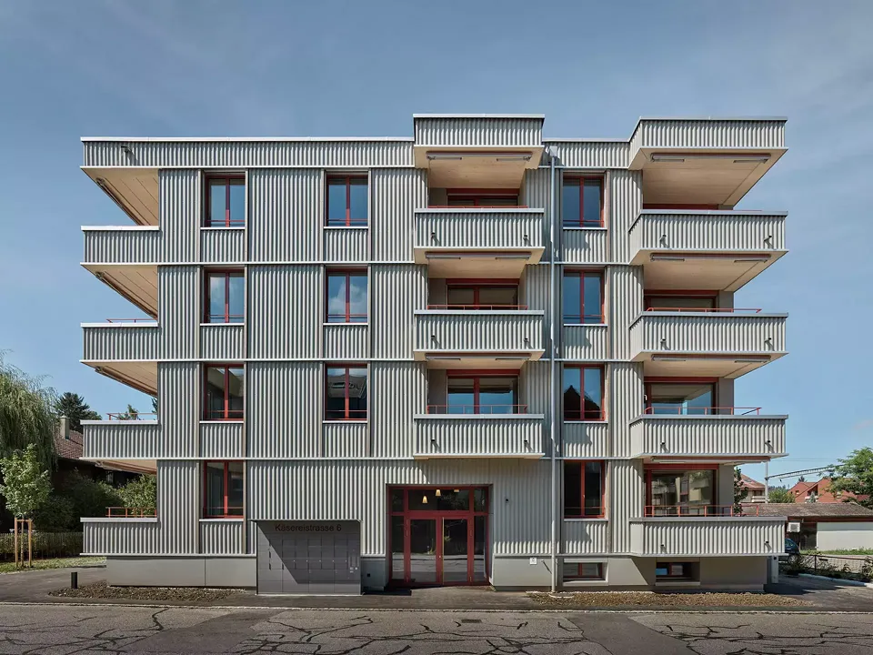 Strassenfassade und Hauseingang