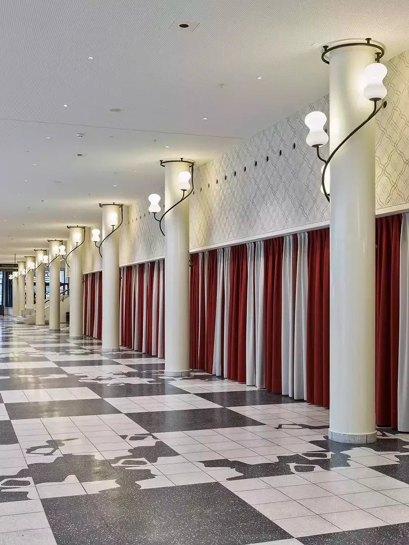 Aus dem Kongress Vestibül  führt ein Treppenaufgang  hinauf ins Kongressfoyer.