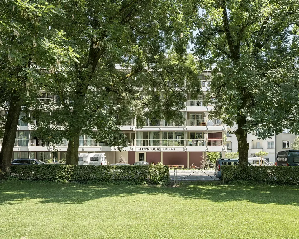 Aussenansicht mit Baumbestand