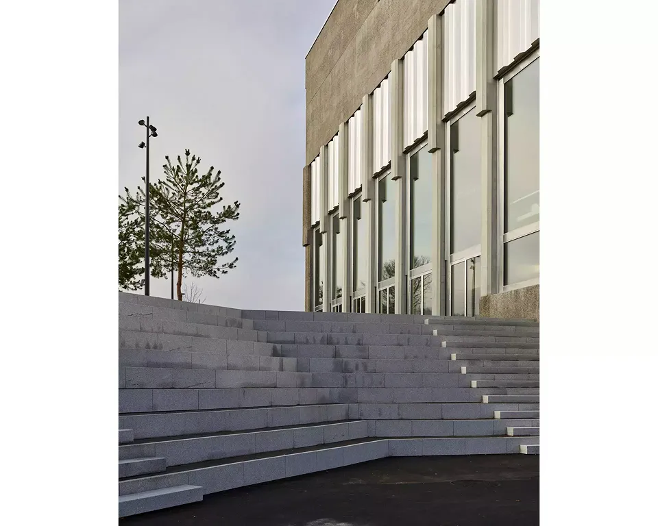 De grandes marches relient la nouvelle cour aux espaces extérieurs existants.