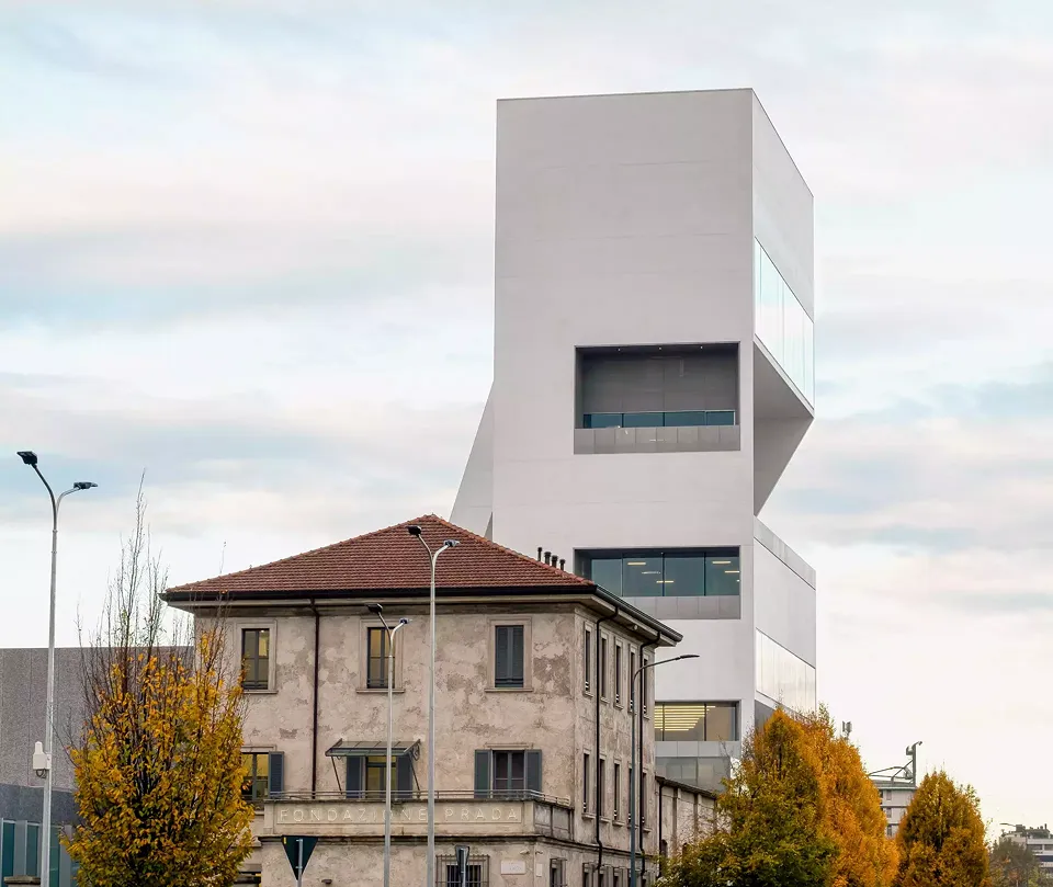 Tout en marbre blanc, la Torre ressemble à une sculpture architecturale. Visible de loin, elle indique le chemin vers la Fondazione Prada.