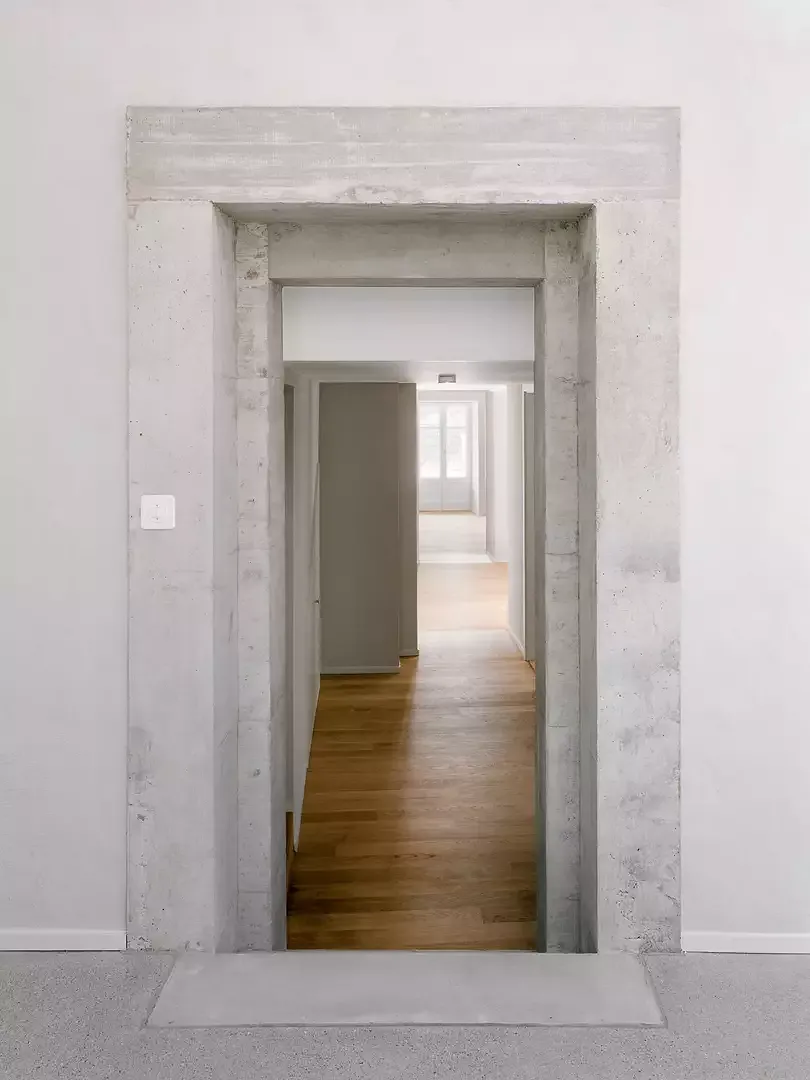 Passage à la partie chambres et salles de bain