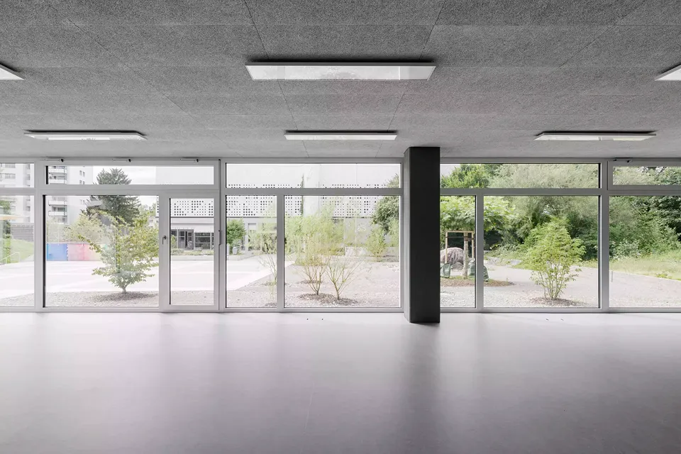 Ehemalige Pausenhalle mit neuer Nutzung als Unterrichtsraum