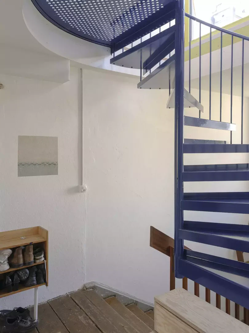 Die Treppe hängt in der oberste Bestands-Geschoss herab