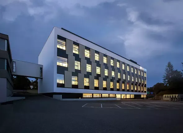 Nachtaufnahme Fassade West
