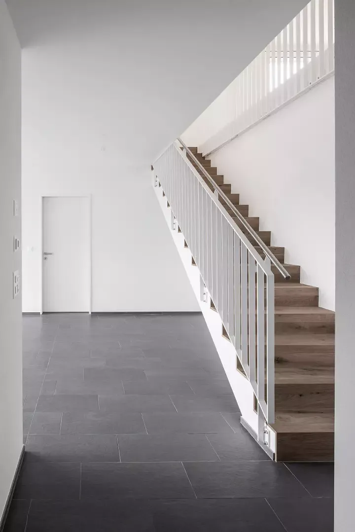 Räume beidseitig der Mittelwand