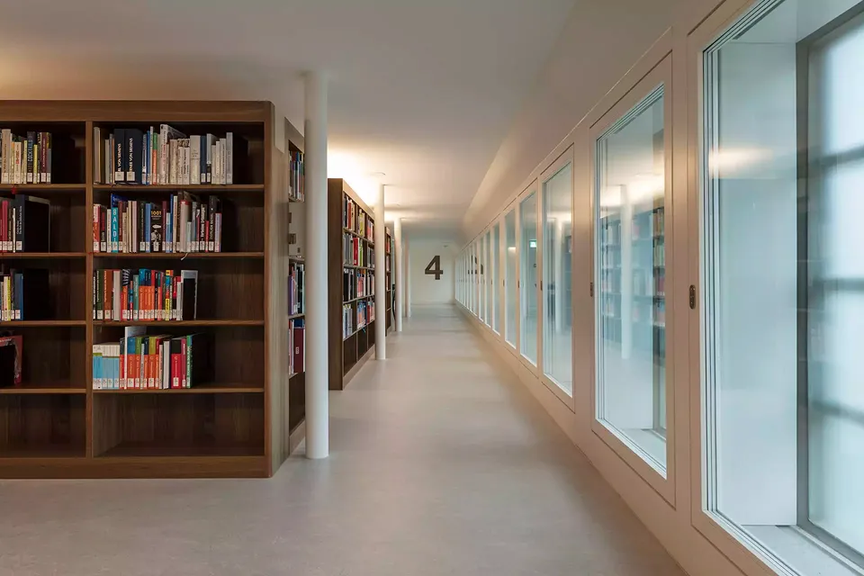 bibliothèques en libre accès: étage supérieur