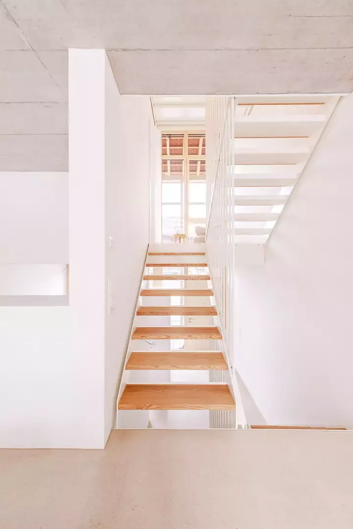 Escalier ouvert en métal reliant les demi-niveaux