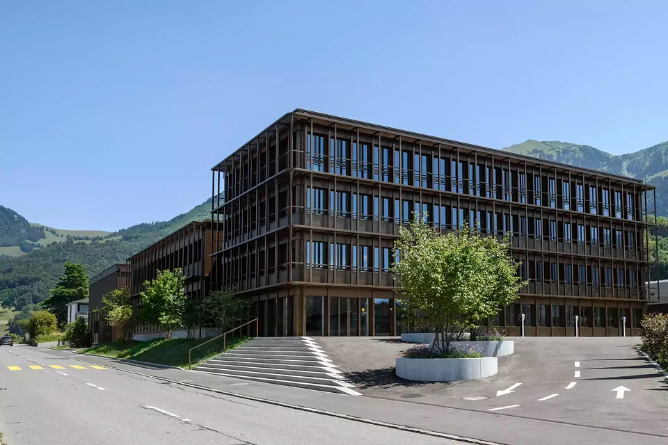 Kopfbau mit Hauptzugang