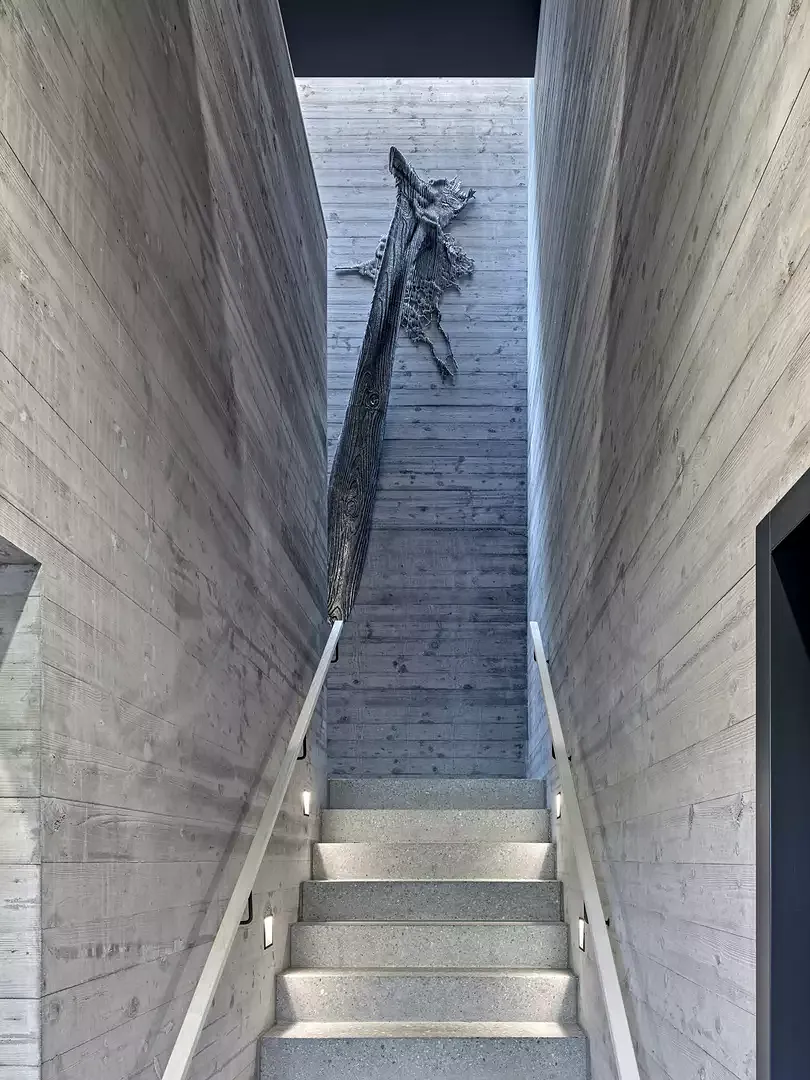 Treppenhaus mit Kunstobjekt von Christian Meier