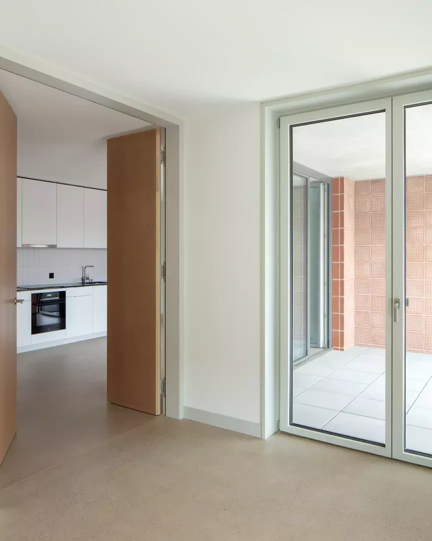 Doppelflügeltür zwischen Wohnraum und Küche