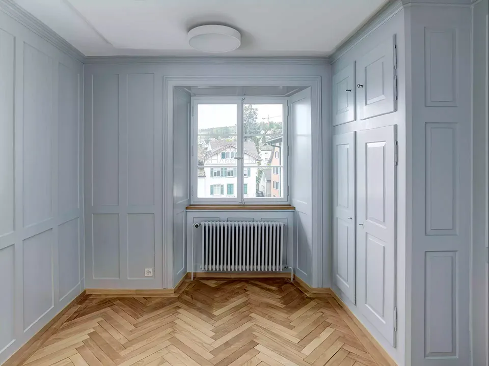 Dans l’ancien logement  du concierge, les teintes des murs sont le résultat d’un sondage colorimétrique mené à la demande  du service cantonal  de conservation des monuments.