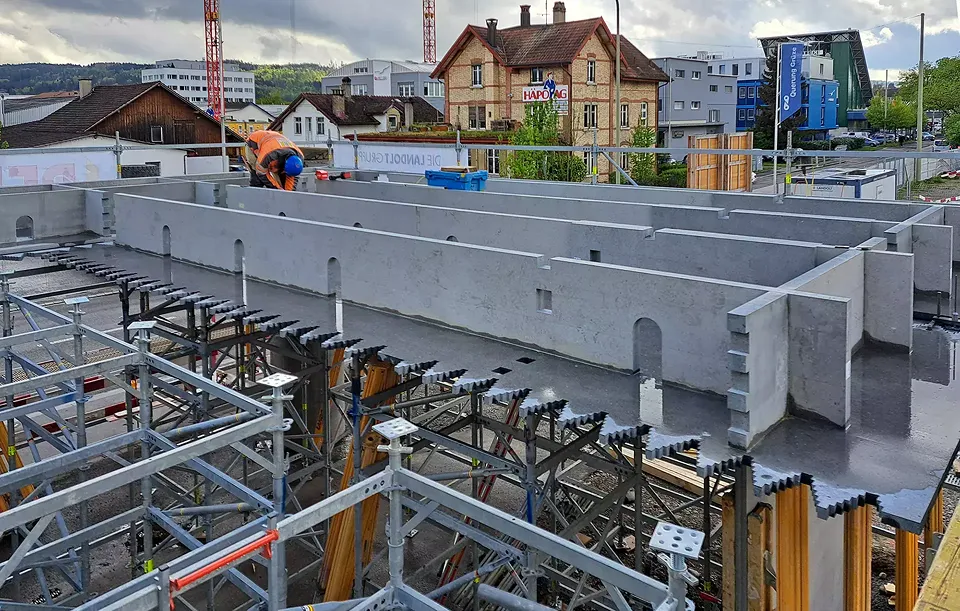Versetzen Deckenelementen durch Baumeister