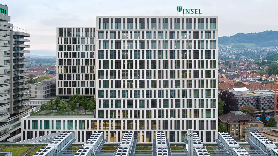 Blick von Nordwesten auf das neue Anna-Seiler-Haus. Im Vordergrund das Dach des INO (Intensivbehandlungs-, Notfall- und Operationszentrum)