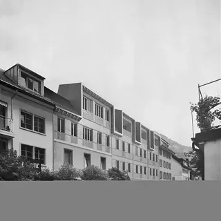 Brandspuren, ortsspezifisches Verdichten in Glarus