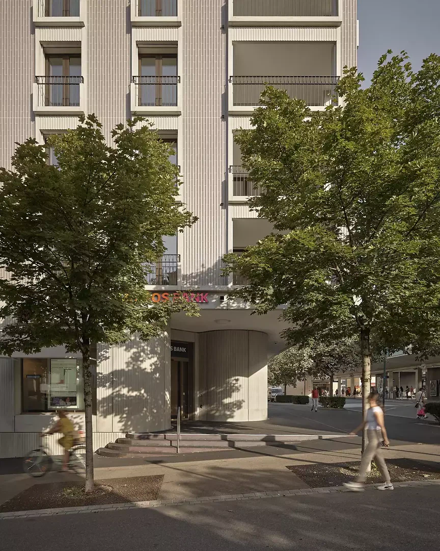 Der Übereckeingang lädt ein, das Erdgeschoss-Lokal zu betreten.