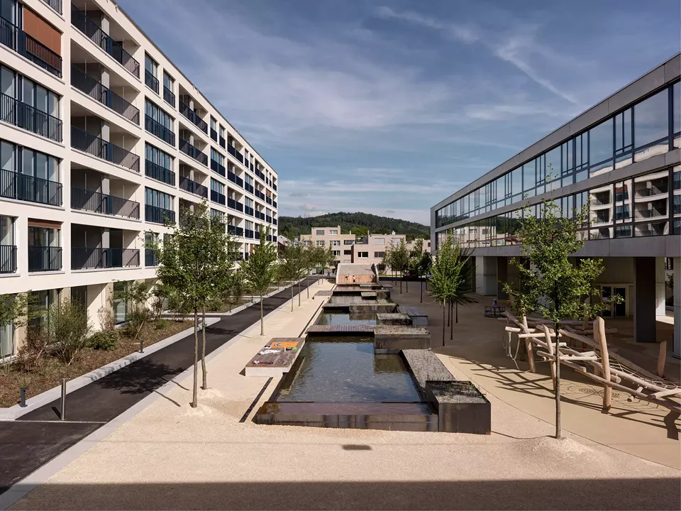 Platzgestaltung mit Brunnenanlage im Herzen der Überbauung