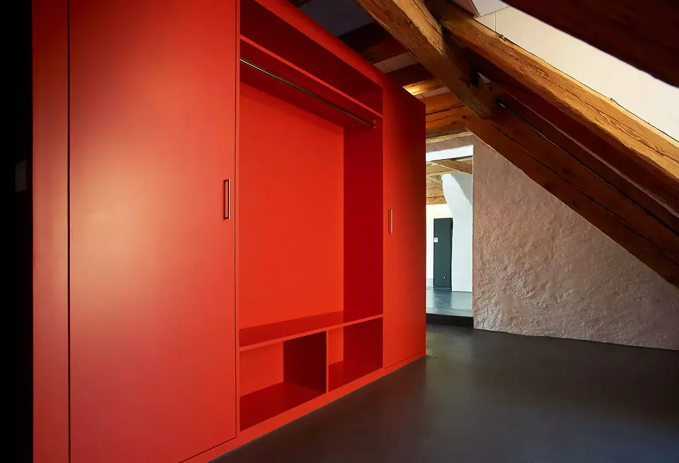 Appartement aménagé dans les combles d'un bâtiment historique rénové selon Minergie-Eco