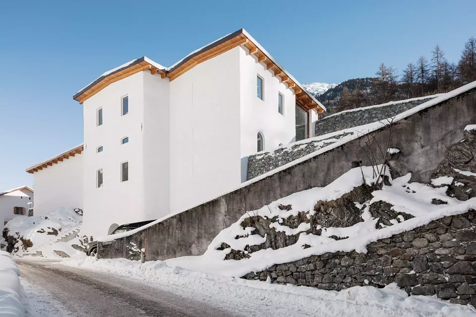 Mimétisme: murs de soutènement ou façades?  Neuf ou ancien? Le dialogue avec l’existant contribue à l’intégration réussie du musée dans son contexte.