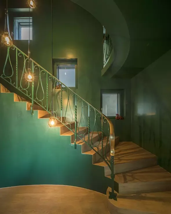 Die Treppenhalle / Der gesamte Altbau erhielt einen neuen Bodenbelag, welcher sich über die bestehende Treppe zieht. Die Halle wurde neu in Moosgrün gestrichen. Fotograf: FG+SG Fernando Guerra