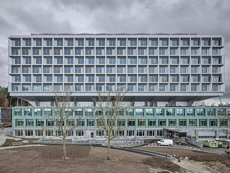 La tectonique des façades, profonde et structurée, rappelle les hôpitaux construits au milieu du 20ème  siècle et participent à faire de l’hôpital cantonal  de Frauenfeld un édifice à part dans le paysage  des nouveaux hôpitaux suisses.