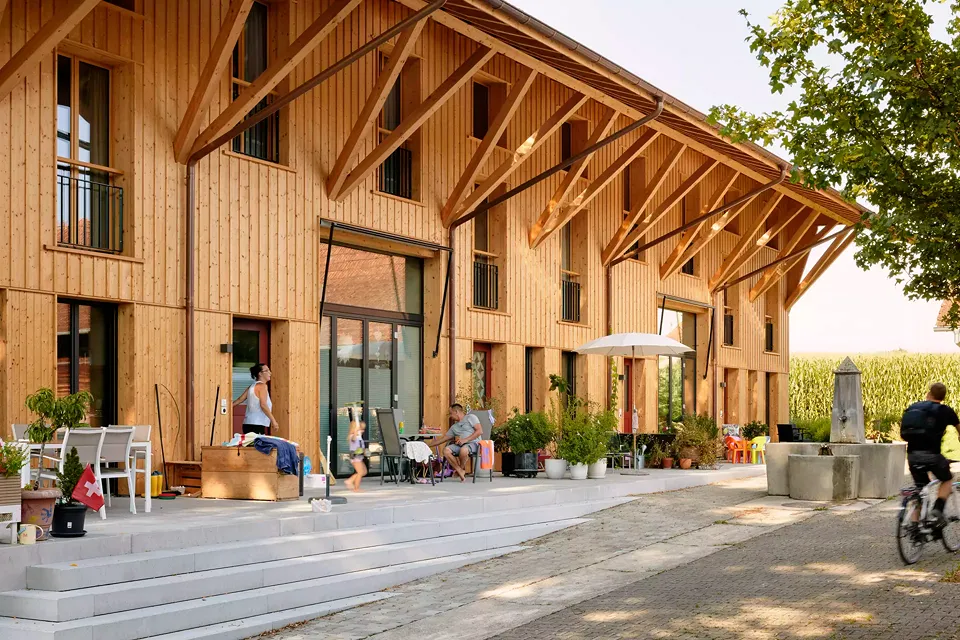 Une nouvelle construction remplaçant la grange, une ancienne maison d’habitation et une remise forment une cour commune. L’ancienne fontaine est le point central et un lieu de rencontre.
