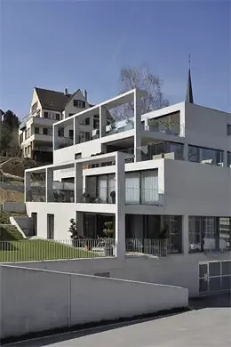 Eine neue Terrassenhaustypologie mit punktförmig in den Hang gesetzten Kuben