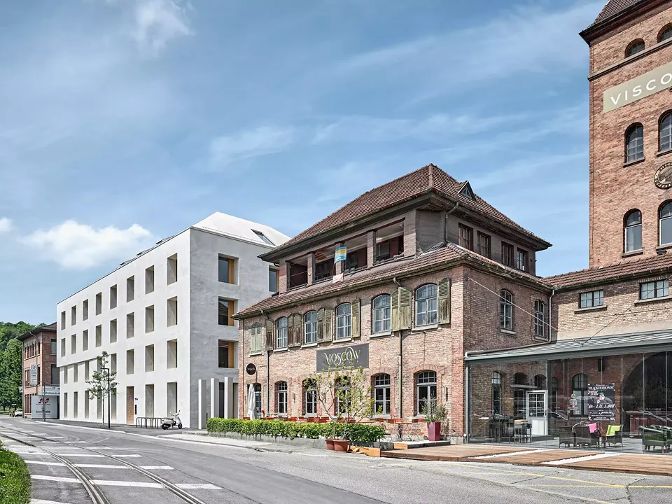 Les proportions du nouveau bâtiment de cinq étages sont cependant bien équilibrées, avec à mi-hauteur une saillie au niveau du bord de la façade.