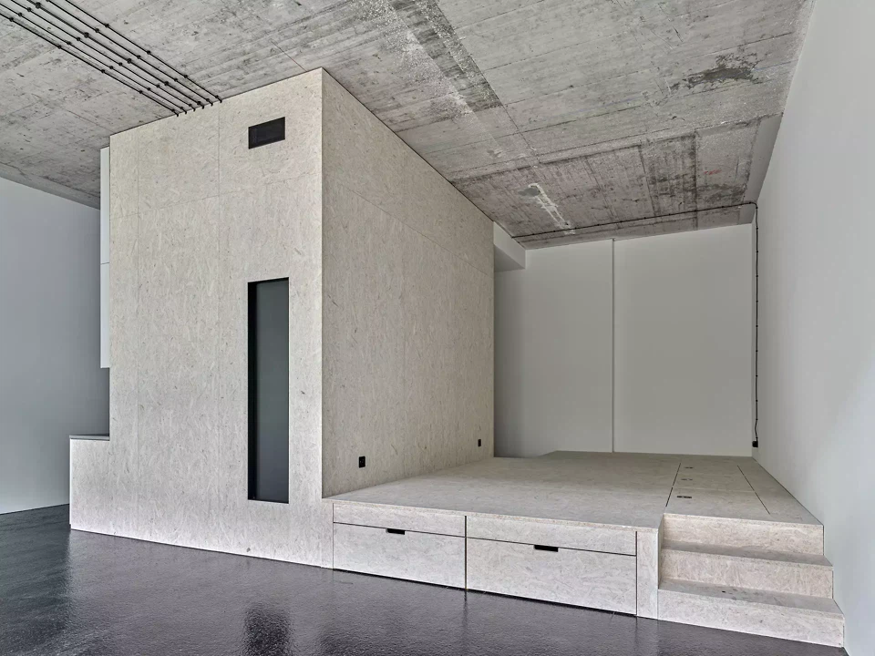 Podeste schaffen eine einfache Grundmöbilierung –