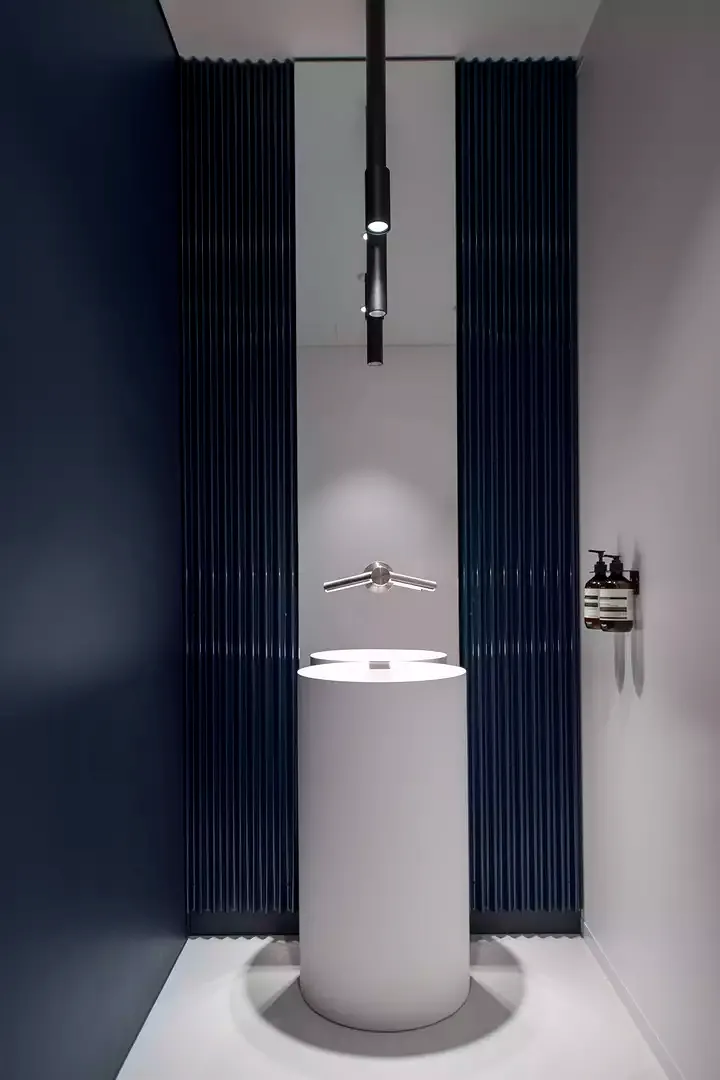 Un WC aux lignes graphiques