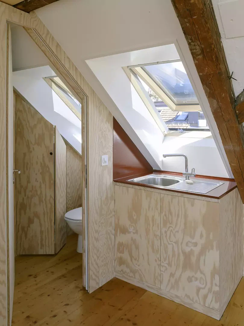 Die Oberflächen sind roh gehalten mit einzelnen farblichen Akzenten