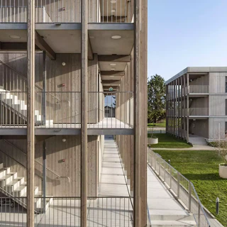 Provisorisches Unterkunftszentrum für Migrant*innen